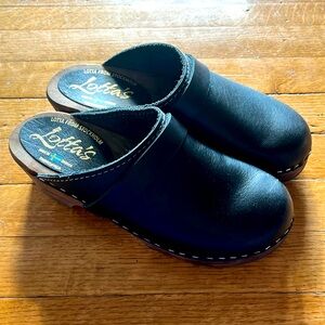 Lotta black clogs made in Sweden